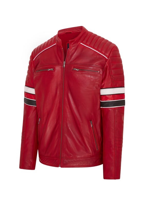 Esta chaqueta, que rinde homenaje a las leyendas de las carreras de la era de Le Mans de los años 50, presenta dos bandas de carreras en cada una de las mangas que son la característica definitoria de esta prenda. La chaqueta está confeccionada con piel de napa premium ultra suave con acolchado alrededor de los hombros que está separado de la parte superior del pecho por un borde ribeteado en blanco, lo que le da a esta pieza una estética claramente deportiva. El interior de la chaqueta está forrado con una tela de popelina a juego con compartimentos integrados para ayudar a los cuatro bolsillos delanteros con cremallera a proporcionar un almacenamiento seguro. Esta chaqueta aparece en una combinación de colores clásica en negro y un rojo intenso, que es una gran opción para un estilo más llamativo. • Piel de napa ultra suave 100 % premium. • Dos bolsillos en ángulo en la cintura y dos bolsillos en el pecho con cremallera • Bandas de carreras en cada manga • Acolchado en los hombros y en los puños • Cierre con cremallera YKK • Cuello alto corto