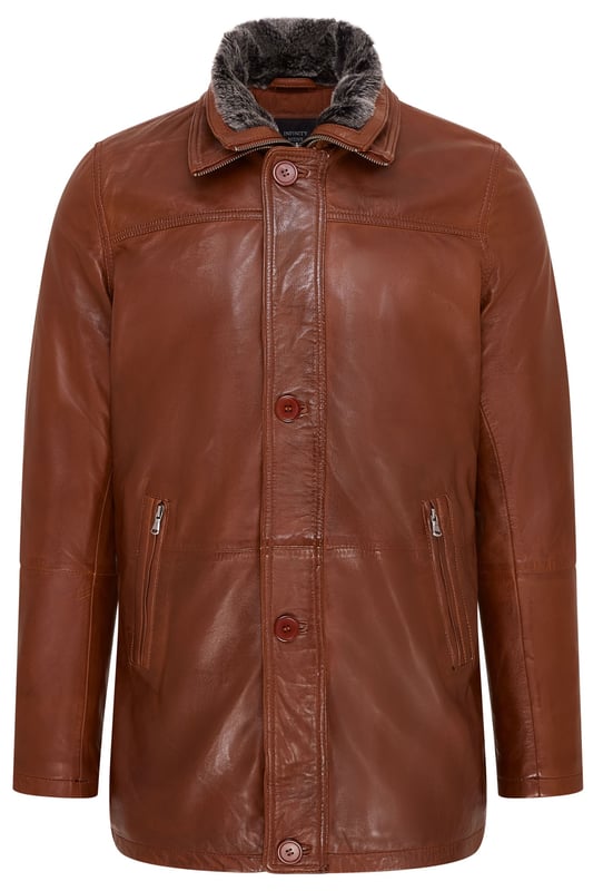 Der traditionelle Trenchcoat-Stil erfreute sich unter den Soldaten des 1. Weltkriegs großer Beliebtheit und ist hier mit einigen unserer zusätzlichen Funktionen zu sehen, die den kultigen Stil aufwerten. Diese Jacke hat einen hohen Trichterkragen, der für zusätzliche Wärme entweder mit einem Reißverschluss geschlossen oder im Hemdstil offen gelassen werden kann, um das herausnehmbare Innenfutter aus Fleece freizugeben. Die Vorderseite der Jacke hat einen YKK-Reißverschluss, der mit einer geknöpften Hosenschlitzklappe verborgen werden kann, sowie zwei Hüfttaschen, die zur sicheren Aufbewahrung mit einem Reißverschluss gesichert sind. • 100 % hochwertiges, ultraweiches Nappaleder • Zwei Außentaschen mit Reißverschluss und zwei innere Aufbewahrungsfächer • Hoher Trichterkragen, mit isolierendem Innenfleece gefüttert