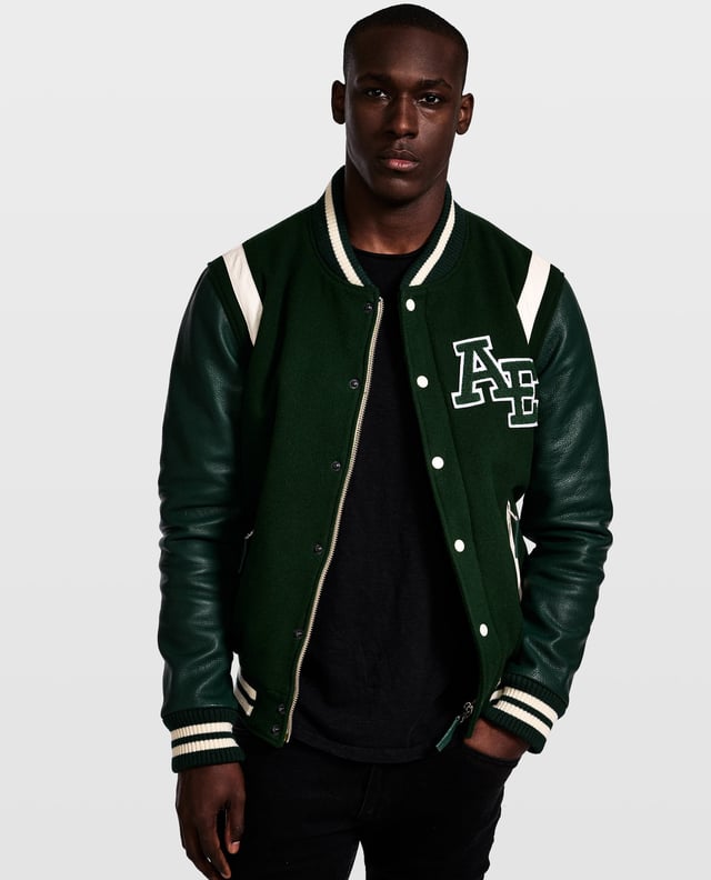 Een ultra high-end varsity jack. Een echte moderne klassieker die altijd in stijl blijft. De jas is gemaakt van schapenwol en de mouwen van eersteklas rundleer. Aan beide kanten zitten ritszakken. Het jack sluit aan de voorkant met een rits en kan verder worden vastgezet met drukknopen.