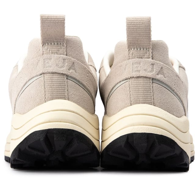 Llama la atención con estas fabulosas Veja Venturi, los zapatillas de corte natural hechas para quienes están a la moda y tienen conciencia. Fabricadas con suave gamuza, complementadas por una suela de goma hecha de materiales sostenibles y parcialmente biobasados, y una plantilla de algodón orgánico, estas elegantes zapatillas son tan cómodas como están a la moda. Este básico sostenible de Veja cuenta con una suela gruesa y elevada para un look estiloso y sin esfuerzo.