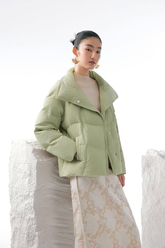 Experience ultimate warmth with our luxurious 700+ fill goose down, offering ultra-light insulation of exceptional quality. With 90% premium pure goose down and flawless distribution to prevent leakage, you’ll enjoy long-lasting, optimal insulation.

CHINESE JACQUARD FABRIC: A special design that blends the traditional with the modern.

LAPEL COLLAR: Our wider design creates a sophisticated look.

MOUNTAIN COLOUR: The uplifting palette of the mountains in a patchwork effect.

LUXURIOUS 700+ FILL GOOSE DOWN: Ultra-light insulation of exceptional quality.