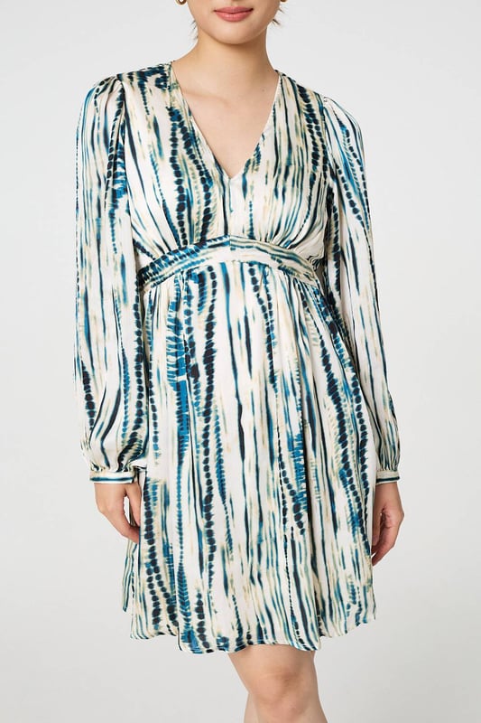 All body types look great in an empire waist dress. This one has a short length hem with long puff sleeves and a v-neck. The relaxed fit means you'll look effortlessly put-together at your next dinner, party or event.