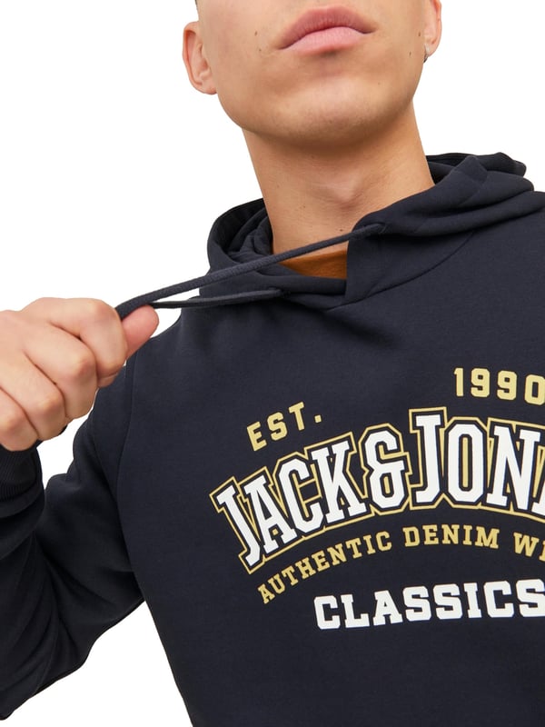 Dieser Kapuzenpulli für Männer mit normaler Passform ist ein Muss im Kleiderschrank. Das Kapuzensweatshirt besteht aus gebürstetem Material mit einer weichen Innenseite, die es kuschelig und warm macht. Die Kapuze des Kapuzenpullis hat einen Kordelzug. Die Ärmel und der Bund sind mit Rippbündchen versehen. Der große Label-Print auf der Brust rundet das Design ab.