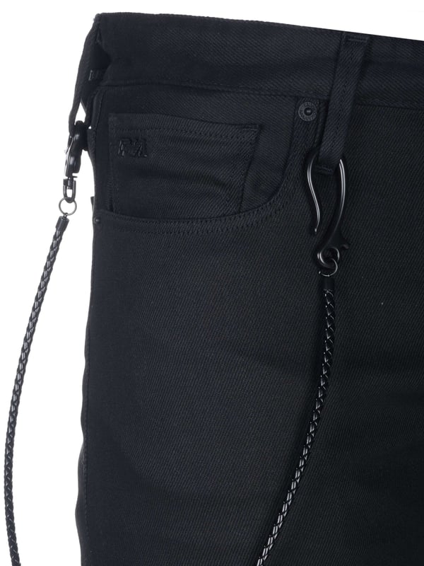 98% Algodón, 2% Elastano; Jeans Emporio Armani; Modelo: 3K1J751DY9Z0005; Fabricación de alta calidad; Algodón suave, elástico; Estilo clásico de 5 bolsillos; Cierre: botones; Accesorio de cadena decorativa removible; Aberturas para cinturón; Detalles del logo de Emporio Armani.