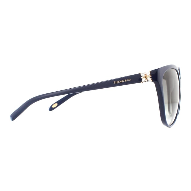 Las gafas de sol Tiffany TF4089B 82303C Azul Gris Degradado tienen una bonita forma de ojo de gato para mujer con deslumbrantes cristales en las bisagras. El icónico azul Tiffany se revela sutilmente alrededor de los bordes y el logotipo se presenta en cada patilla.