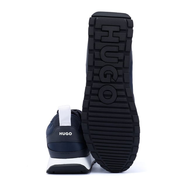 Hugo Icelin Runn Herren Navy Turnschuhe Stylische Sneakers mit einem Obermaterial aus einem Mix aus hochwertigen Materialien für Strapazierfähigkeit und Struktur. Der flache Knöchelkragen sorgt für einen eleganten Look und die gepolsterte Innensohle für ganztägigen Komfort. Die leichte EVA-Laufsohle sorgt für hervorragende Flexibilität und Unterstützung.