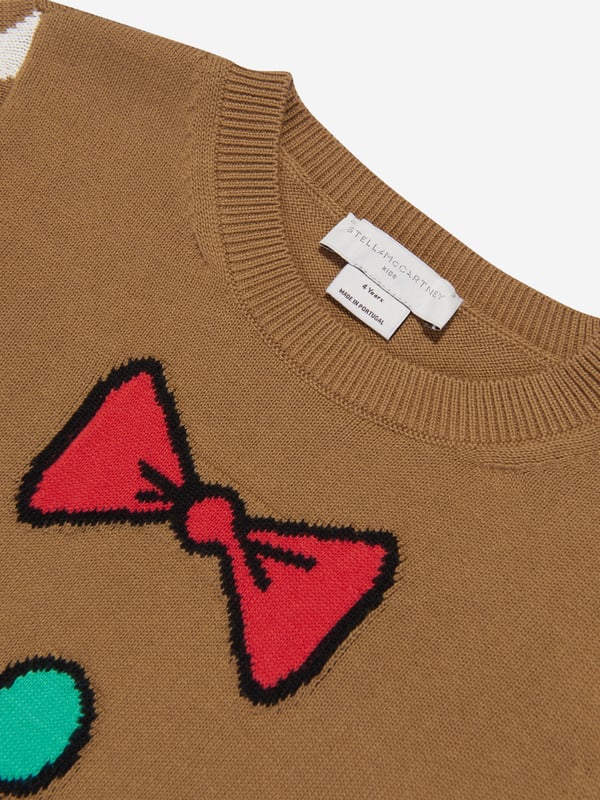 Stella McCartney incorporate excellent construction and vivid imagery into their beautiful aesthetics. This unisex nut brown jumper captures the label's refined detail and innovative outlook. Made with cartoon imagery with zig zag patterning down the arms.‚ Ribbed Trims ‚ Long Sleeves ‚ Bow and Button Imagery‚ Zig Zag Patterning ‚ Straight Hem‚ 100% CottonStella McCartney : Boys Height  2Y: 32-35" / 83-89cm3Y: 35-38" / 90-97cm4Y: 38-41" / 98-104cm5Y: 41-43" / 105-110cm6Y: 43-45" / 111-116cm8Y: 45-50" / 117-128cm10Y: 50-55" / 129-140cm
