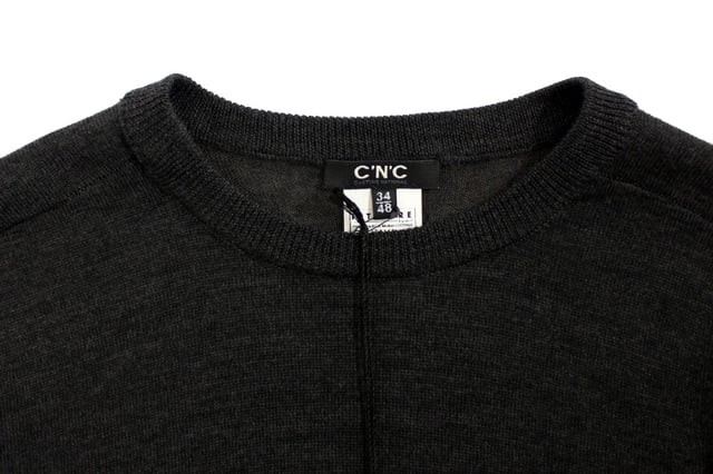Fantastisk Costume National CNC grå rayonblandning crewnecktröja pullover  
Helt ny med taggar  
Klassisk design med rund hals  
Logodetaljer  
Tillverkad i Italien  
Materialkomposition: 90% rayon 6% acetat 4% polyester  
Inkluderar originaltaggar och påse från butiken  
Material: 90% rayon 6% acetat 4% polyester