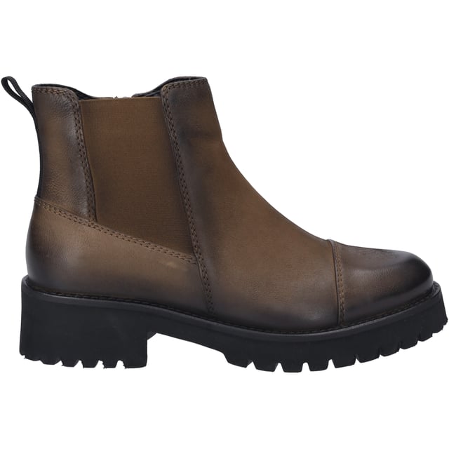Die Sallina 06 Stiefelette von JOSEF SEIBEL repräsentiert in ihrem edlen cognacfarbenen Gewand nicht nur eine zeitlose Eleganz, sondern steht auch für den unverkennbaren Tragegenuss, den man von einer renommierten Bequemschuhmarke erwartet. Gefertigt aus feinstem Nubukleder, das sorgfältig aus Rindsleder ausgewählt wurde, spiegelt dieser Damenschuh die Hingabe der Marke wider, Qualität und Langlebigkeit mit modernem Komfort zu verbinden. Die schwarze Sohle, hergestellt aus EVA, einem Material, das Leichtigkeit und Flexibilität verspricht, ist grob strukturiert, um auch auf Outdoor-Abenteuern optimalen Halt zu bieten. Eine Besonderheit dieser Stiefelette ist die AGO-Fertigungsart, die eine leichte und formbeständige Machart gewährleistet, indem das Lederoberteil mit der Innensohle verklebt und anschließend die Laufsohle aufgebracht wird. Dies verdeutlicht die moderne Interpretation traditioneller Schuhmacherkunst, die JOSEF SEIBEL so einzigartig macht. Die Möglichkeit, das Mikrofaser-Fußbett auszutauschen, erlaubt es, ein individuelles orthopädisches Fußbett zu verwenden, um den Tragegenuss weiter zu personalisieren. Mit einem Blockabsatz von 4,5 cm Höhe ist die Stiefelette nicht nur ein optischer Hingucker, sondern bietet auch einen angenehmen Laufkomfort. Geeignet für die Herbstsaison, lässt sich die Sallina 06 ideal zu Streetwear kombinieren und ist der perfekte Begleiter für vielfältige Freizeitaktivitäten. Der Reißverschluss erleichtert das An- und Ausziehen und unterstreicht den praktischen Aspekt dieses Modells. In der Produktlinie Josef Seibel verankert, verkörpert diese Stiefelette modernen Komfort und Perfektion in Passform und Funktion, hergestellt aus hochwertigen Materialien, die fern von der Fast Fashion-Bewegung, für Slow Fashion und Nachhaltigkeit stehen.