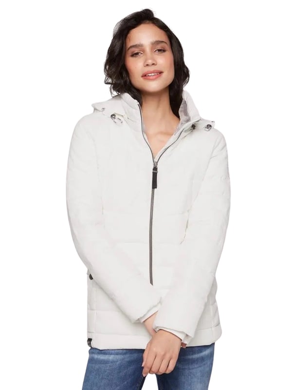 Deze gewatteerde jas voor dames is de ideale metgezel voor de winter. Hij is warm gevoerd en kan op verschillende manieren worden gecombineerd. De comfortabele snit creëert een vrouwelijk silhouet en is uiterst comfortabel om te dragen. De pluizige teddyvoering in de opstaande kraag en in het bovenste deel van de romp zorgt voor een behaaglijk gevoel. De jas kan worden gesloten met een rits. De capuchon kan met een trekkoord worden versteld of indien nodig worden verwijderd. Een opstaande kraag biedt extra bescherming tegen kou en wind. De mouwen zijn afgewerkt met geribde boorden om te voorkomen dat de kou binnendringt. De twee zijzakken met drukknopen zijn ideaal om kleine spullen in op te bergen of je handen warm te houden. Labelopdrukken op de capuchon en mouwen ronden het ontwerp af. Een stijlvolle winterlook is gegarandeerd met deze jas.