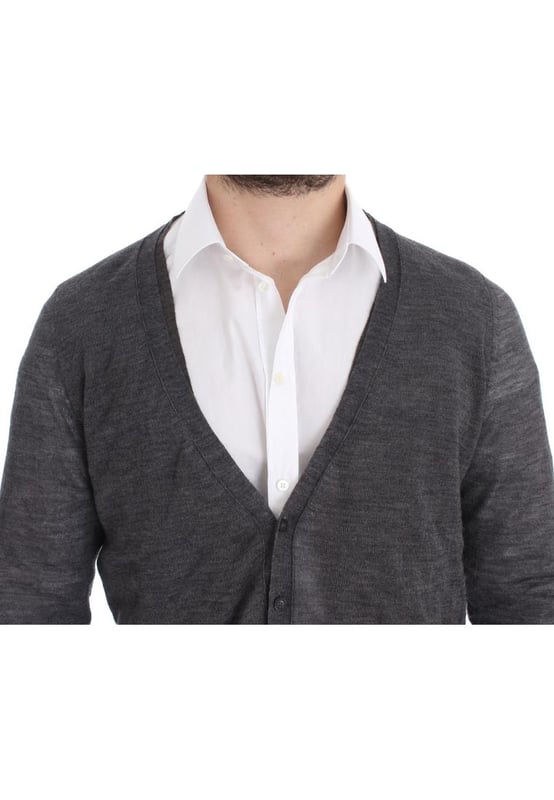 Merk: Costume National CNC
  Kleur: Grijs
  Materiaal: 42% Wol 40% Acryl 18% Metaal
  Model: Vest
  Sluiting: Volledige knoop
  Logo details
  Geslacht: Mannen