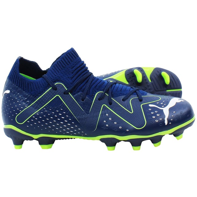Puma Future Match FG/AG Kinderfußballschuhe, sorgfältig gefertigt, um jungen Fußballspielern außergewöhnliche Leistung und Stil auf Fest- (FG) und Kunstrasenplätzen (AG) zu bieten. Diese Schuhe sind darauf ausgelegt, Vertrauen zu schaffen und jungen Spielern zu helfen, ihr Spiel auf das nächste Level zu heben.

Hauptmerkmale:

Vielseitige Sohle: Die FG/AG-Sohle ist speziell entwickelt, um Traktion und Stabilität auf festem Boden und Kunstrasen zu gewährleisten. Mit strategisch platzierten Stollen und Rillen bietet diese Sohle optimalen Grip und Manövrierfähigkeit, sodass junge Spieler sich nahtlos an verschiedene Platzbedingungen anpassen können.

DynamicFit-Obermaterial: Diese Schuhe sind mit Pumas DynamicFit-Technologie ausgestattet, die ein Obermaterial bietet, das außergewöhnlichen Halt und Stabilität bietet. Dies gewährleistet präzise Reaktionsfähigkeit und Beweglichkeit während schneller Aktionen auf dem Platz und gibt jungen Spielern das Vertrauen, jede Herausforderung anzunehmen.

GripControl-Technologie: In das Obermaterial integriert, verbessert Pumas GripControl-Technologie das Ballhandling und die Kontrolle, was es jungen Spielern ermöglicht, den Ball zu halten und präzise Pässe und Schüsse mit Leichtigkeit auszuführen. Ob bei nassen oder trockenen Bedingungen, diese Schuhe bieten zuverlässigen Grip und Kontrolle.

Kinderfreundliches Design: Die Future Match Kinderfußballschuhe verfügen über ein kinderfreundliches Design mit lebendigen Farben und modernem Stil. Sie sind darauf ausgelegt, Vertrauen und Kreativität auf dem Platz zu inspirieren, und setzen ein mutiges Statement, während sie Spitzenleistung bieten.

Zusammenfassend kombinieren die Puma Future Match FG/AG Kinderfußballschuhe innovative Technologie mit stilvollem Design, um jungen Athleten zu ermöglichen, auf verschiedenen Oberflächen ihr Bestes zu geben. Erleben Sie unvergleichlichen Komfort, Agilität und Kontrolle mit jedem Schritt und lassen Sie die nächste Generation von Fußballstars auf dem Platz erstrahlen.
