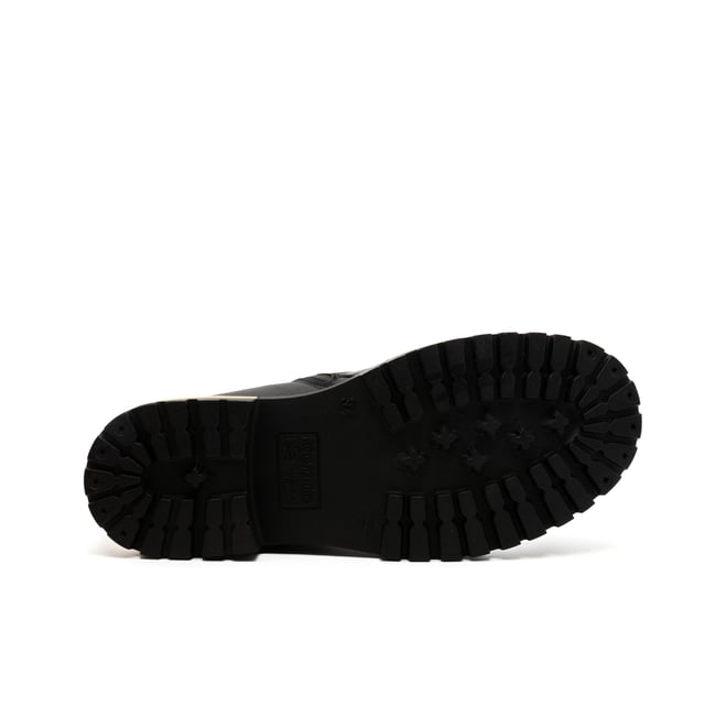 Color: Negro 100 Corte: Piel Interior: Piel Suela: Goma Cierre: Cremallera y cordones Detalles Logo de la marca dorado y acabado en el talón Ajuste: Regular Ocasión: Tiempo libre