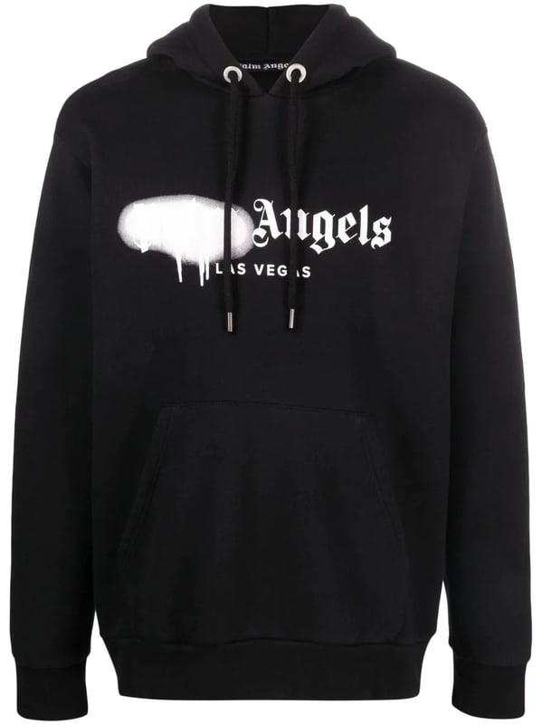Palm Angels reemplaza su logotipo cl�sico con esta versi�n de Las Vegas, realzada con un efecto de pintura en aerosol en color blanco sobre un fondo negro s�lido. Confeccionada con algod�n suave, esta selecci�n SS22 tiene un corte relajado que encarna la est�tica de la marca y se completa con un pr�ctico bolsillo canguro en el centro.