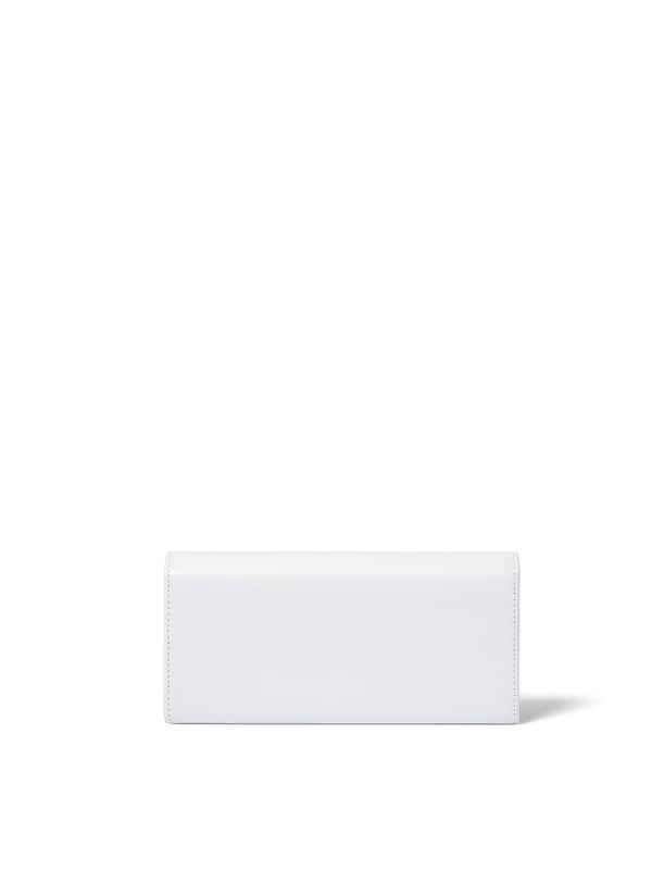 Cartera de mujer. El cierre es con botón de presión. Los bolsillos internos tienen tarjeteros y uno con cremallera. Los bolsillos externos están ausentes. Falta la correa para el hombro. Falta el mango. Hay un compartimento interno. El material exterior es 100% Piel Auténtica. Internamente es 100% Poliuretano. Medidas: 19,5x10x3,5 cm. Hecho en Italia