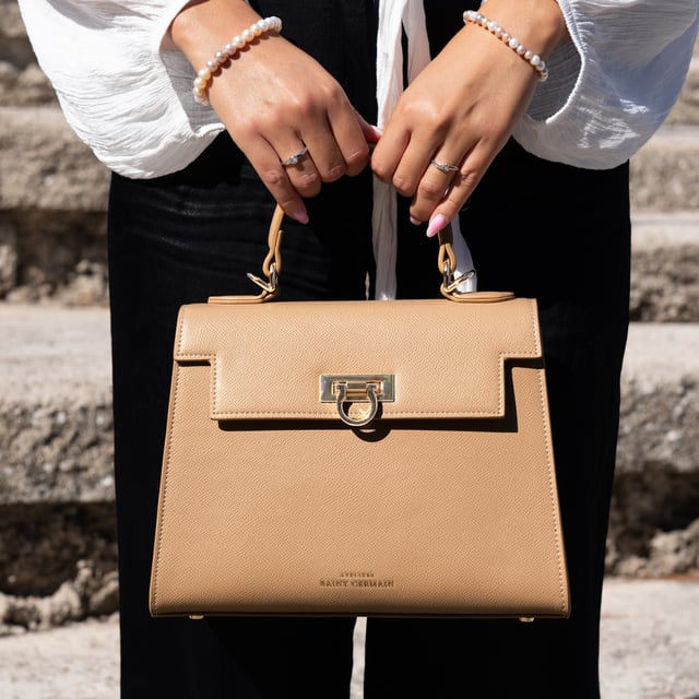 Handtasche CANNES - Mittleres Fach mit Seitenfach - Innenfach mit Reißverschluss - Wildlederfutter - Goldene Schnallenschließe - Verstellbarer und abnehmbarer Schulterriemen verfügbar - Logoté ATELIERS SAINT GERMAIN - Genarbtes Leder-Finish