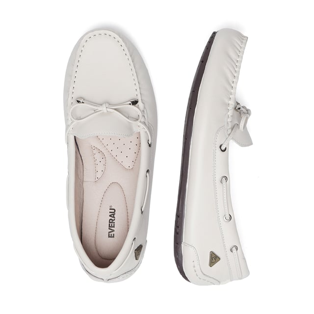 Grebes, embodies timeless elegance with its sleek design, destined to be your go-to choice for summer. Crafted with a breathable leather lining and offered in a palette of neutral and soft pastel hues, it's ideal for all your upcoming summer adventures. Product No. EAU1001 Description: Leather Upper Leather Insole Leather Lining Rubber Sole