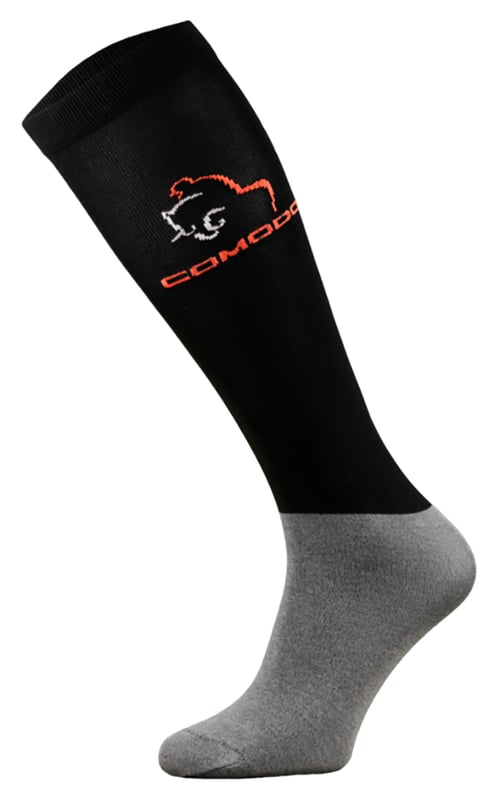 Comodo levert sinds 1996 hoogwaardige sokken voor dames en heren. Ze verkopen een assortiment sokken voor wandelen, fietsen, jagen, skiën en nu , paardrijden! Welk type sokken je ook draagt, je voeten zullen altijd comfortabel en warm aanvoelen, ongeacht het weer of de omgeving! Het is belangrijk om zachte en comfortabele sokken te dragen tijdens het paardrijden. Daarom heeft Comodo paardrijsokken van microvezel gemaakt voor mannen en vrouwen. Deze sokken zijn lichtgewicht en functioneel omdat ze moeiteloos onder rijlaarzen passen voor een koele, comfortabele rit. Ze zijn gemaakt van fijne microvezel om maximale bescherming tegen schuren te bieden, en het ademende breisel houdt de benen koel in de zomer en warm in de winter. Het zacht aanvoelende katoenen materiaal helpt ook om vocht en zweet af te voeren, vooral als je in de zomer urenlang hebt paardgereden. Met hun ondersteuning en verstevigingen op de juiste plaatsen, zullen Comodo paardrijsokken er zeker geweldig uitzien en hun conditie behouden, keer op keer. Kies uit deze kleurrijke blokpanelen voor je favoriete paar paardrijsokken. Deze sokken zijn gemaakt van 45% Polyamide Microvezel, 25% Katoen, 25% Polyamide, 5% Elastaan. Ze zijn verkrijgbaar in de maten 36-39 EU, 39-42 EU. Deze sokken zijn handwasbaar op 30 graden.