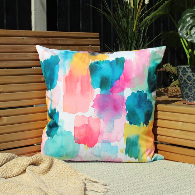 With bold and bright brush strokes this abstract design will definitely be an eye catcher. This durable water resistant cushion is great to brighten up your garden or outdoor space.