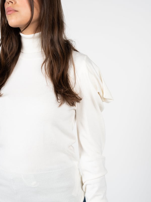 El corte ajustado subraya perfectamente la figura, asegurando comodidad durante todo el día, lo que te hará sentirte seguro en cualquier situación.

El cuello alto no solo añade elegancia, sino que también protege del frío, haciendo de esta prenda ideal para los días más frescos.

Las mangas y el bajo terminados en puños aseguran que el suéter se ajuste perfectamente al cuerpo, eliminando el molesto enrollamiento del material y manteniendo un aspecto pulcro en todo momento.

Las mangas decorativas le dan al suéter un carácter y estilo únicos, lo que te permitirá destacar entre la multitud y añadir un toque de singularidad a tu apariencia.

Hecho de tela de alta calidad, este suéter no solo es suave y agradable al tacto, sino también duradero, lo que significa que te servirá durante muchas temporadas.