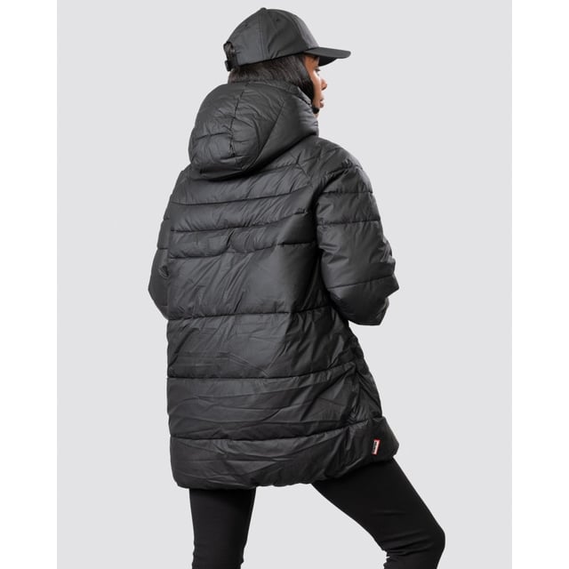 Size/Fit Summary: True to size, Oversized fit. If you want a fitted look, it is recommended to size down. Centre back measurement for Size S is 82.5cm and sleeve length from neck point is 78cm.
Note: This Puffer Jacket has been fully padded for optimum warmth, so it may retain a stiffer shape on some figures.
The Women's Intrepid Puffers offer superior protection from the elements on winter excursions with the addition of an internal carry strap to allow for effortless travel on your shoulders. Crafted from a water-repellent 100% recycled nylon shell and featuring soft padded insulation, this rubberised mid puffer jacket has a stylish oversized cocoon shape and will keep you warm in temperatures as low as -25°C (-13°F).

Certified vegan
Water-resistant
Recycled shell fabric has a light coating for a rubber touch feel
Highly insulated using eco-friendly filling made from recycled plastic bottles
Fleece lined hood for added warmth
Front pockets with a knuckle side liner for added warmth
Centre front Hunter branded zip and webbing drawcords
Bungee drawcords at hood for adjustability
Internal chest pocket with zip closure
Soft ribbed cuffs for comfort and added insulation
Internal carry strap which can be worn on shoulders
Can be worn in temperatures as low as -25°C

Product code: WRO1407RTN