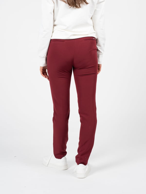 Ajuste a medida que realza la figura y proporciona un aspecto elegante, perfecto tanto para el día a día como para ocasiones más formales.

Abrochados con cremallera y un botón con logo, lo que les da un carácter único y garantiza comodidad y la seguridad de que los pantalones permanecerán en su lugar durante todo el día.

Perneras ligeramente estrechas que ofrecen un look moderno y hacen que los pantalones se combinen bien con diferentes tipos de calzado, desde elegantes zapatillas hasta deportivas sneakers.

La cintura media proporciona confort al llevarlos, al mismo tiempo que acentúa la cintura y añade armonía a la figura.

Con bolsillos laterales, que no solo son prácticos, sino que también añaden un encanto casual a los pantalones, permitiendo almacenar objetos pequeños.

En el bolsillo trasero, un detalle de la marca que destaca sutilmente y añade exclusividad y un carácter único a los pantalones.

Confeccionados con tejido de alta calidad que asegura durabilidad, comodidad y un aspecto elegante, lo que hace que los pantalones sean una prenda de larga duración.