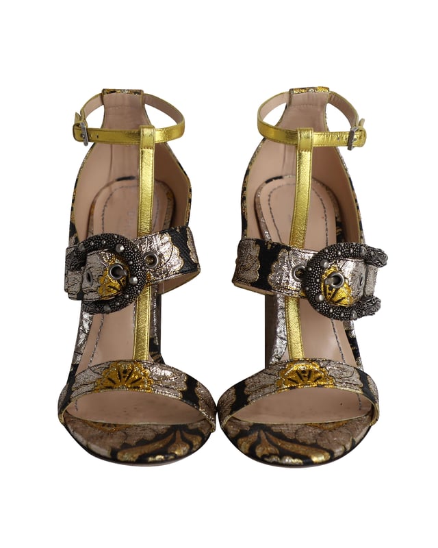 VINTAGE, RRP AS NEW
The Dionysus sandals from Gucci, with their bejeweled dionysus buckle embellishment on the vamps, are sure to boost any outfit. Crafted in Italy from a metallic floral brocade fabric, these statement shoes are designed with a high brocade covered block heel and double toe straps. Designed to complete your cocktail dresses and complement your gold-tone jewelry for an elegant look.

Gucci Dionysus Buckle Metallic Floral Brocade Sandals in Multicolor Silk
Condition: Very good with dust bag
Sign of wear: Moderate wear on the soles and insoles
Material: Silk
Color: Multicolor
Size: IT38.5 / UK5.5 / US8.5
SKU: 283001