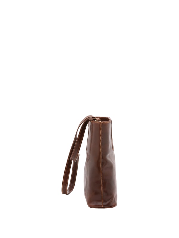 Damen-Umhängetasche mit Magnetverschluss. eine Innentasche mit Reißverschluss und zwei offene Innentaschen. fehlende Außentaschen. abnehmbarer Schultergurt aus Leder. im Ledergriff. zwei Innenfächer.  Außenmaterial. Innen mit Baumwolle gefüttert. Maße: 28x33x10 cm. Hergestellt in Italien