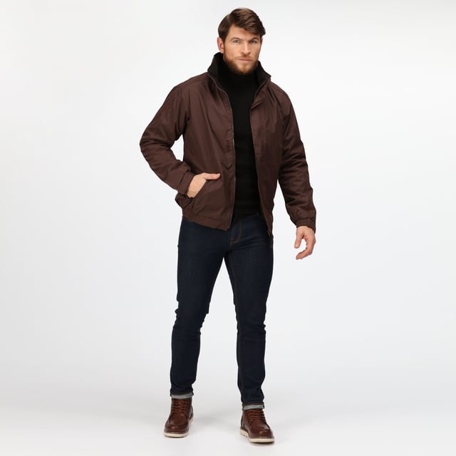 Getapete naden Waterbestendig en winddicht Kraag en lichaam fleece gevoerd Polyamide gevoerde mouwen met Thermo-Guard isolatie Binnenkant: 250-serie anti-pluis Symmetrie fleece gevoerde lichaam Verborgen capuchon Verstelbare manchetten 2 onderste zakken met rits Zak voor mobiele telefoon Stormflap met klittenband Regatta's best verkopende jas Verborgen ritssluiting in voering voor toegang tot borduurwerk Stof: Waterbestendige Hydrafort Polyester S (Borstomvang: 96cm) M (Borstomvang: 102cm) L (Borstomvang: 107cm) XL (Borstomvang: 112cm) 2XL (Borstomvang: 119cm) 3XL (Borstomvang: 127cm) 4XL (Borstomvang: 135cm)