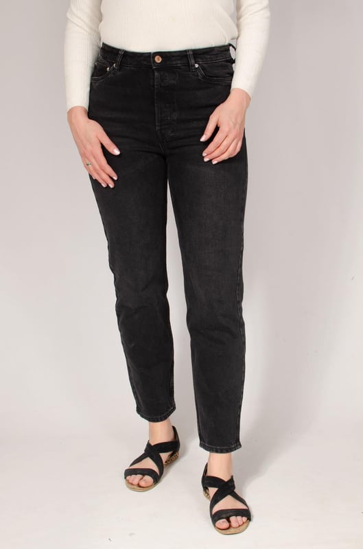 High Rise Button Fly Straight Leg Jeans Experience all-day comfort with the high-quality denim fabric and flattering slim leg silhouette, ideal for creating chic and polished looks. Complete your wardrobe with these versatile jeans, perfect for pairing with your favorite tops and shoes for a stylish ensemble. Fit: Slim, Sizing: These run quite large - You may wish to order one size down (see size chart)
