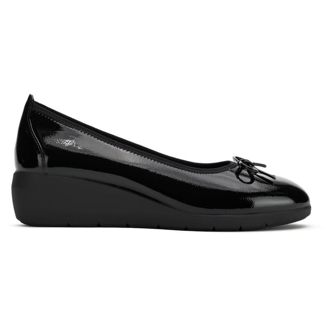 Zapatos negros Jana de charol para niñas, fabricados con sintético y suela de goma. Características: diseño de charol, detalle de lazo, plantilla acolchada y altura del tacón de 4 cm.
