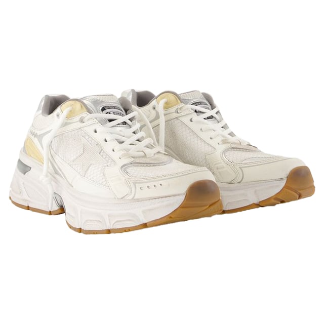 Main material: smooth calfskin.Lining: leather.Closure: top laces.Toe: round.Fit: true to size - Sizing: European.