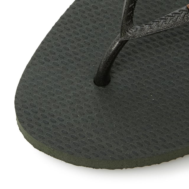 Make a splash with this eyecatching metallic logo flip flop. It features a toe post strap, metallic logo detail and easy grip sole.