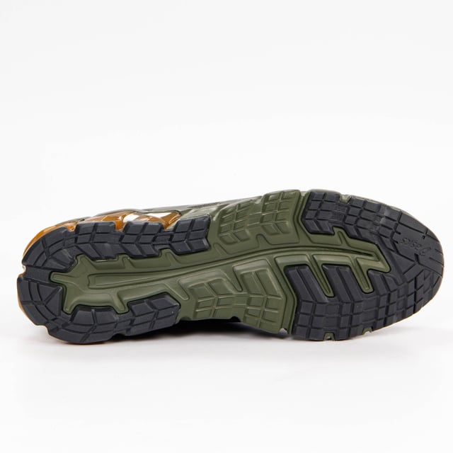 Zapatillas deportivas Asics Gel-Quantum 90 para hombre: una fusión de estilo y rendimiento diseñada para satisfacer tus necesidades atléticas diarias. Estas zapatillas están meticulosamente diseñadas para ofrecer una comodidad y una sujeción excepcionales, lo que las convierte en la mejor opción para los hombres que buscan un calzado versátil y con estilo para diversas actividades. Estas son las características clave que hacen de las Asics Gel-Quantum 90 una elección destacada:

 1. Tecnología de amortiguación GEL:  Las Gel-Quantum 90 incorporan la tecnología de amortiguación GEL característica de Asics en el retropié, que proporciona una amortiguación superior durante el impacto y favorece una transición más suave a lo largo de toda la zancada.

 2. Construcción ligera:  Estas zapatillas cuentan con un diseño ligero que garantiza la comodidad durante un uso prolongado, lo que las hace adecuadas para una amplia gama de actividades, desde hacer recados hasta entrenamientos ligeros.

 3. Parte superior transpirable:  La parte superior de la zapatilla está fabricada con materiales transpirables que permiten una ventilación adecuada, manteniendo los pies frescos y cómodos durante todo el día.

 4. Plantilla OrthoLite:  La plantilla OrthoLite mejora la amortiguación y la gestión de la humedad, manteniendo un entorno seco y cómodo para tus pies.

 5. Uso versátil: El Gel-Quantum 90 es adecuado para diversas actividades, incluyendo ropa casual, entrenamiento ligero, o simplemente como calzado diario cómodo.

 6. Suela duradera:  La suela exterior está diseñada para ofrecer durabilidad y tracción, garantizando un agarre fiable en una gran variedad de superficies.

 7. Diseño elegante:  Asics combina una estética deportiva con elementos de diseño moderno, lo que hace que estas zapatillas no solo sean funcionales, sino también visualmente atractivas.

 8. Comodidad diaria:  Las Gel-Quantum 90 se han fabricado pensando en la comodidad diaria, lo que garantiza que puedas llevarlas durante toda tu rutina diaria con facilidad.