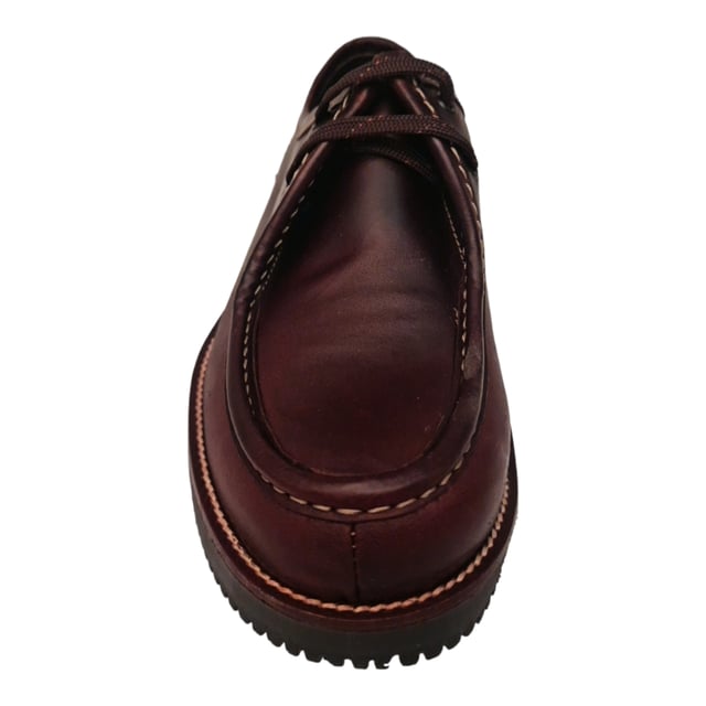 Zapato con cierre de cordones que cuenta con detalles de cosidos por toda su superficie. Cuenta con una cómoda suela y una planta antideslizante