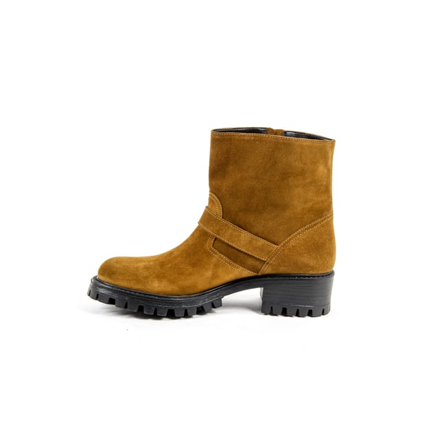 By Versace 19.69 Abbigliamento Sportivo Srl Milano Italia - Details: B1441 VELOUR SENAPE - Color: Brown - Composition: 100% CALF LEATHER - Sole: 100% RUBBER - Heel: 4.5 cm - Made: ITALY