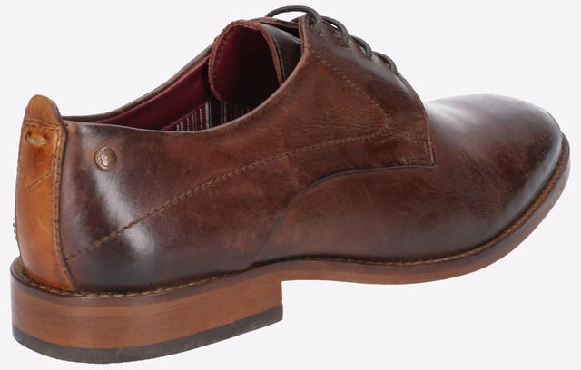 Base London Script Mens Shoes Script is a 4 lace, plain-toe derby. The non-fussy design provides the perfect style to opt with a tailored suit. Its textured rubber sole offers a confident step and simple stitching details on the high quality leather uppers ooze class.
- 4 Lace Structure- Textured Rubber Sole- Stitching detail on leather upper