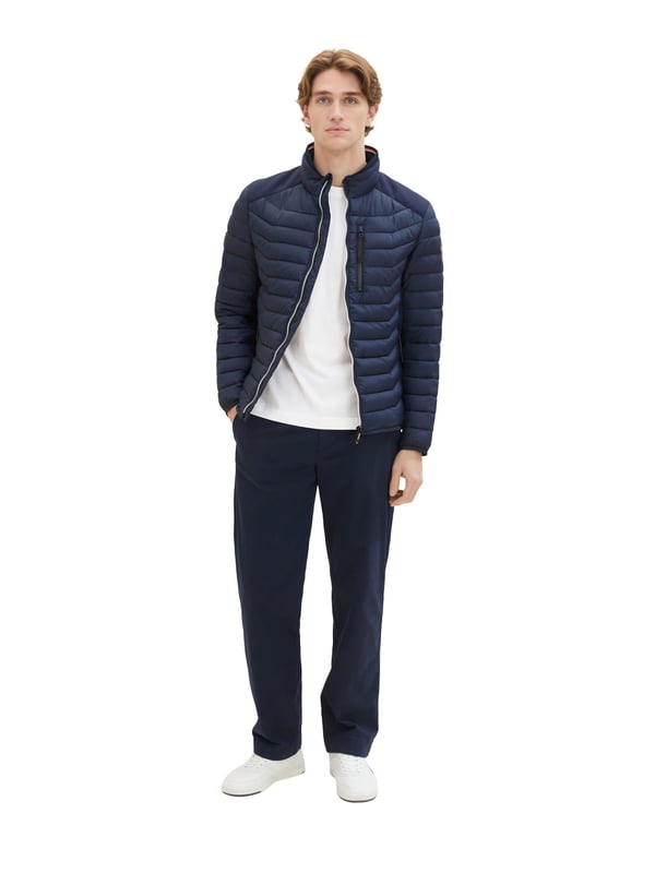 De gewatteerde jas van Tom Tailor is een jas voor heren die geen compromis willen sluiten tussen stijl en comfort. De jas is gemaakt van hoogwaardige materialen die zorgen voor een hoog niveau van comfort en duurzaamheid. Het is uitgerust met onderhoudsvriendelijke vezels die zorgen voor een eenvoudige reiniging en een aangename grip. De gewatteerde jas heeft een regular fit en biedt een optimale pasvorm en bewegingsvrijheid. Een opstaande kraag die de wind uit je nek houdt en zorgt voor een sportieve look is een must. De jas is voorzien van een doorlopende ritssluiting met kinbescherming, hierdoor is het aan- en uittrekken gemakkelijk en biedt het een goede bescherming. Er zijn twee zakken met ritssluiting en een borstzak waarin je kleine spullen veilig kunt opbergen. De jas is geschikt voor de overgangs- en koudere dagen, omdat hij je warm en droog houdt. De gewatteerde jas van Tom Tailor is een jas die je voor elke gelegenheid kunt dragen, of je nu gaat wandelen, winkelen of vrienden ontmoet. De gewatteerde jas van Tom Tailor is een jas die je niet meer wilt uittrekken.