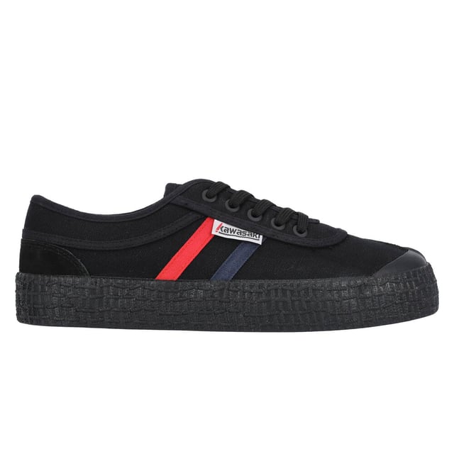 Siente el confort con cada pisada con las nuevas zapatillas de lona Retro. Ahora con una nueva suela 3,2 cm y una doble plantilla interior, las Retro combinan comodidad y moda en un solo zapato. Esta zapatilla de estilo retro utiliza ideas de los años 90 con un nuevo confort y crea un universo retro, que con sus múltiples combinaciones de colores alegra tu estilo diario.