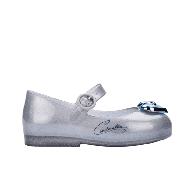 From Disney castles to your young one's feet! The Mini Melissa Sweet Love + Disney Princess will have your baby surrounded by magic and style. Our classic ballerina silhouette is adorned with Disney princess prints, and comes in a variety of colors to mix and match!