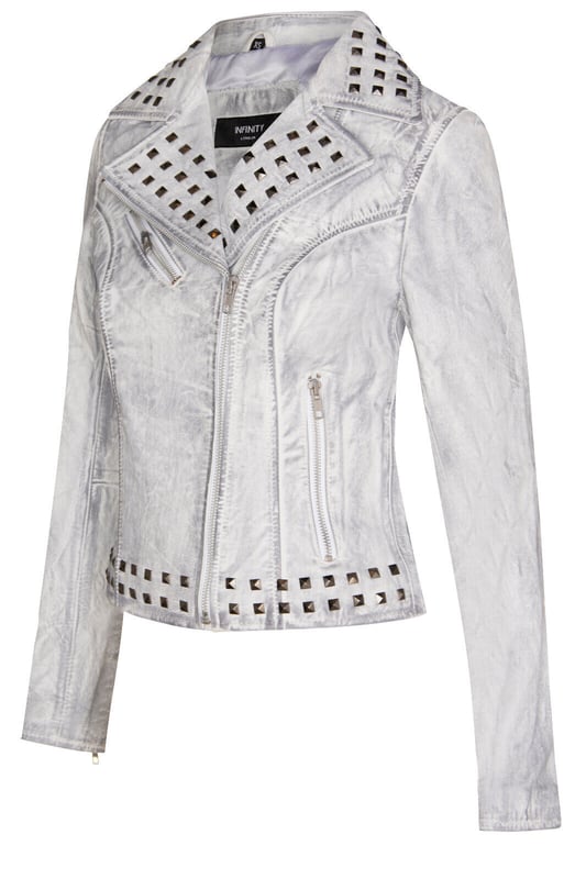 Werten Sie Ihren Stil mit unserer Leder-Bikerjacke für Damen auf, einem zeitlosen Stück, das klassische Elemente mit einem Hauch von Eleganz verbindet. Diese aus luxuriös weichem Leder gefertigte Jacke bietet sowohl Komfort als auch kühne Raffinesse. Diese Jacke ist die perfekte Wahl, um ein mutiges modisches Statement zu setzen, egal ob Sie auf offener Straße oder in der Stadt unterwegs sind. Seine Kombination aus klassischen Designelementen und modernen Features macht es zu einer unverzichtbaren Ergänzung für jede Garderobe. Breite, fallende Revers sorgen für einen starken, stilvollen Auftritt. Eine Brusttasche mit Reißverschluss und zwei Reißverschlusstaschen an der Taille bieten Funktionalität und einen klassischen Biker-Look. Das Innenfutter aus Satin sorgt für eine glatte, bequeme Passform. Silberne Nieten am Revers, am Kragen und am Saum der Jacke betonen den kantigen Stil. Das weiche Leder sieht nicht nur toll aus, sondern fühlt sich auch besonders angenehm auf der Haut an.
