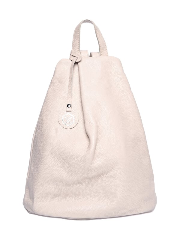 Mochila  
100% cuero de vaca  
Apertura oculta con cremallera  
Bolsillo interior con cremallera  
Bolsillo trasero con cremallera  
Dimensiones (L): 38x36x18 cm  
Asa: 21 cm  
Correa de hombro: 2x80 cm ajustable
