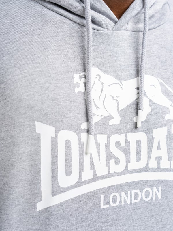 Dieser Hoodie für Männer von LONSDALE ist sehr bequem und sitzt perfekt. Die Kapuze kann mit einem Kordelzug verstellt werden. Die Kängurutasche bietet Platz für all Ihre Habseligkeiten. Die gerippten Bündchen sorgen für zusätzlichen Halt und Komfort.