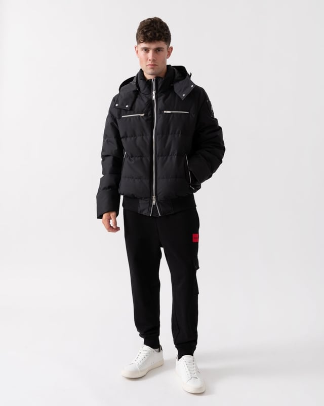 The Cloud Bomber boasts a 30% weight reduction compared to Moose Knuckles Originals, providing lasting warmth without added bulk. Crafted from lightweight shell and RDS-certified 90/10 down fill, it features a hollow frame logo for maximum warmth in a lightweight package. Its removable lamb shearling-trimmed hood adds versatility, while heat-retaining brushed pockets at the front enhance functionality.


Warmth & Protection


Protection Rating - Level 3: Crazy Cold – Heavy and durable, choose these garments when the cold gets serious.
800 Fill Power
Toscana Shearling on Trim
Water Repellent, Water Resistant, Wind Resistant




Design & Function


Capuchon amovible
Down Filled Collar
2- Way Zipper with Logo Puller
2 Pockets with Zipper Closure on Chest2 Pockets with Zipper Closure below Waist
Rib Knit Cuffs and Hem
Black Nickle Metal Logo


COMPOSITION



Body: 100% Polyester
Lining: 100% Polyester


FILL

90% Duck Down 10% Feathers
 
M34MB005S


 



 



 