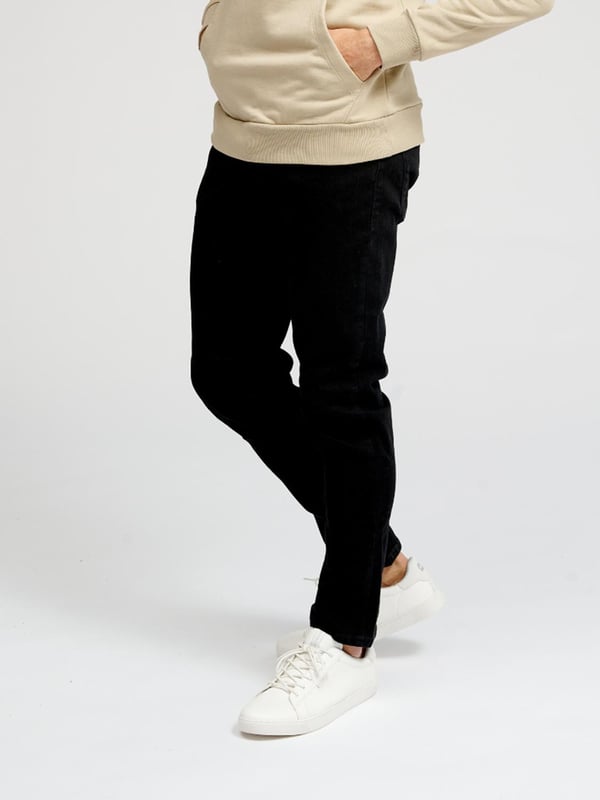 Reguläre Jeans von TeeShoppen
Jeans von TeeShoppen sind schick, bequem und stilvoll und damit das ganze Jahr über eine perfekte Wahl für jedes Outfit. Finden Sie das perfekte Paar Jeans, um Ihren Look und Ihre Garderobe zu vervollständigen. Hier sehen Sie Jeans in Schwarz.

 Welche Größe hat die Jeans?  
Jeans gibt es in 36 verschiedenen Größen, die für Männer geeignet sind. Siehe und wählen Sie Ihre Größe unter "Größe".

 Über TeeShoppen
Bei TeeShoppen sind wir stolz darauf, unsere eigenen Produkte anzubieten. Mit unserem Sortiment möchten wir Ihnen die Möglichkeit geben, Ihre Garderobe mit einfacher und moderner Kleidung zu ergänzen. Unsere Kleidung ist so konzipiert, dass sie für eine Vielzahl von Anlässen geeignet ist und gleichzeitig aus hochwertigen Materialien hergestellt wird, die einen hohen Tragekomfort gewährleisten. Wenn Sie einen zeitlosen Anbieter von Mode für Männer und Frauen suchen, dann sind Sie bei uns genau richtig. Bei TeeShoppen zahlen Sie nur für Qualität und Service, die uns wichtig sind. Wir erweitern ständig unser Sortiment, um mit der sich ständig verändernden Modewelt Schritt zu halten.