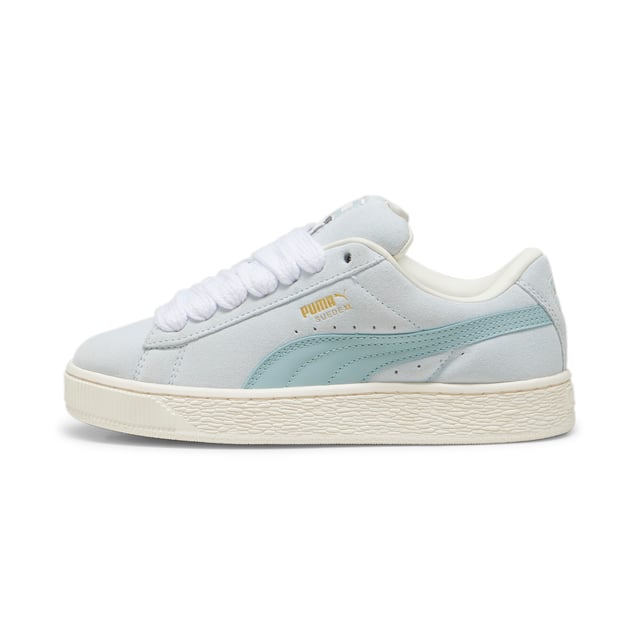 PRODUKTBESCHREIBUNG: Diese frische Interpretation des klassischen Suede schöpft Inspiration aus PUMAs Erbe im Breakdance und dessen Einfluss auf die moderne Streetwear. Der Suede XL bewahrt das ikonische DNA des Suede, verleiht ihm jedoch mit einem übertrieben gepolsterten Kragen und Zunge sowie einer robusteren Sohle eine besondere Note. Diese Ausführung verfügt über ein Obermaterial aus vollständig suede, ergänzt mit einem Leder-Formstreifen. MERKMALE & VORTEILE: PUMAs Lederprodukte unterstützen verantwortungsvolle Herstellung über die Leather Working Group. www.leatherworkinggroup.com DETAILS: Obermaterial aus Suede; Leder-Formstreifen; Zunge aus Suede mit Mesh-Bindung; Prägedruck und Folien-Print mit PUMA-Branding im seitlichen Bereich; Mesh-Futter; Mesh-Einlegesohle; Gummi-Mittelsohle; Gummi-Laufsohle; Futter: Textil, Andere; Laufsohle: Gummi; Obermaterial: Leder; Einlegesohle: Textil