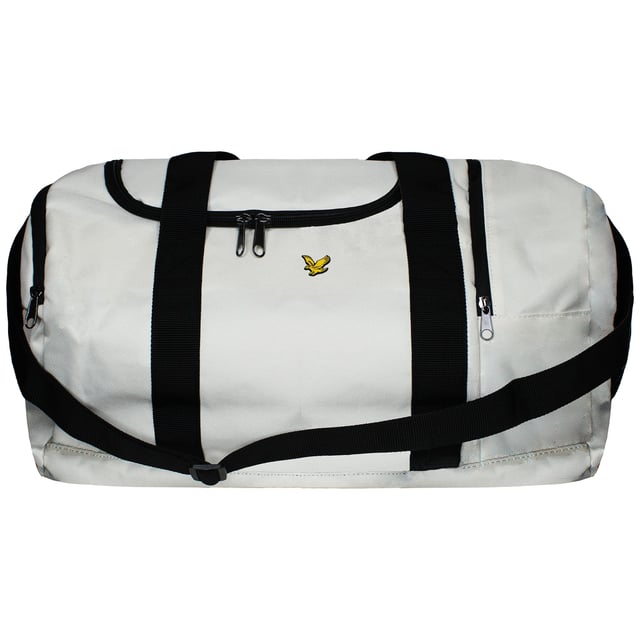 Die Lyle & Scott Barrel Bag ist ein Must-have für Herren. Eine vielseitige Reise- oder Sporttasche mit verstellbarem Tragegurt, einem geräumigen Hauptfach mit Reißverschluss und einem kleineren Reißverschlussfach am Ende. Sie verfügt über eine Innentasche mit Reißverschluss auf der Rückseite und besteht aus strapazierfähigem Polyester mit Nylonfutter. Die Barrel Bag ist am Boden leicht gepolstert und hat einen gepolsterten Tragegriff für hohen Tragekomfort.