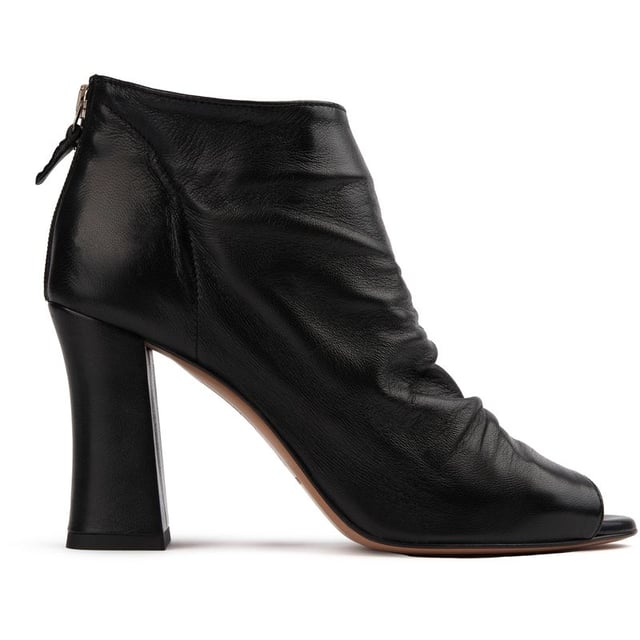 Experimente el lujo con las impresionantes sandalias Ofanto Peep Toe de SOLE Made In Italy. Estos atrevidos tacones de cuero de primera calidad, exclusivos de SOLE, personifican la artesanía italiana con su parte superior de cuero negro flexible y su elegante silueta con punta abierta. Situadas sobre un fino tacón de aguja, estas sandalias seguramente elevarán tu estilo a nuevas alturas.