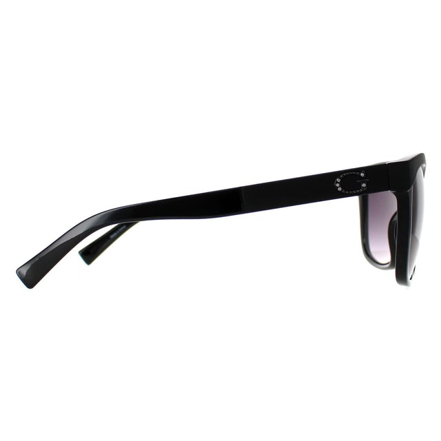 Las gafas de sol Guess Cat Eye Womens Shiny Black Smoke Gradient GF0300 son unas monturas elegantes y adaptables, diseñadas para ofrecer comodidad y estilo en diferentes formas de cara. Con una llamativa gama de colores, las GF0300 presentan un diseño atrevido pero refinado, que emana confianza e individualidad sin esfuerzo. Las lentes, que ofrecen una excelente protección contra los rayos UV, garantizan tanto la seguridad ocular como una mayor claridad visual, perfectas para los días soleados o para recorrer los vibrantes paisajes urbanos. Decoradas con el emblemático logotipo de Guess en las patillas, estas gafas de sol encarnan el gusto impecable y el encanto de la alta costura, refinando sin esfuerzo tu estilo con un toque de glamour.