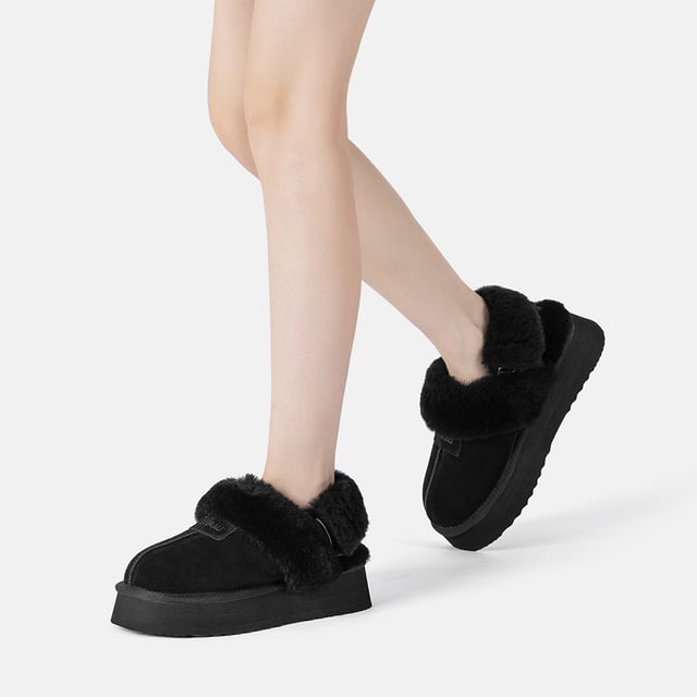 Stay on-trend this winter with these must-have Fantail slipper! Featuring a platform sole with a discreet elastic band for optimal comfort and fit, they also include an extra fluffy buckle strap, offering versatile styling options. Chic and cozy, they're perfect for keeping your feet snug.

Product No. EAU2018

Description:
- Cow Suede Upper
Sheepskin Wool Lining
EVA Sole